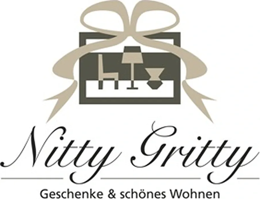 Logo von Nitty Gritty – Geschenke & schönes Wohnen: ein Geschenkpaket mit Schleife und kleinen Möbeln über dem geschwungenen Schriftzug.